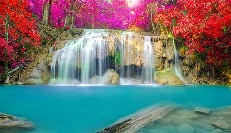  Das Erawan-Nationalpark: Ein Wasserfallparadies mit mystischen Schreinen!