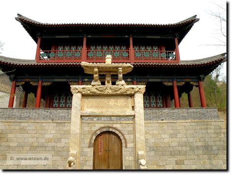 Der Yinghua-Tempel: Ein Juwel der spirituellen Stille und chinesischer Architektur!