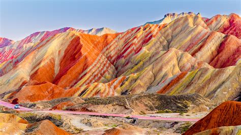  Der Danxia-Nationalgeopark: Eine farbenprächtige Landschaft mit atemberaubenden Felsformationen!