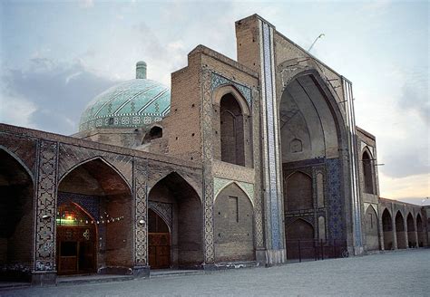 Der Shahzadeh-Mahmud-Turm: Ein beeindruckender Blick auf die Geschichte der seldschukischen Architektur!